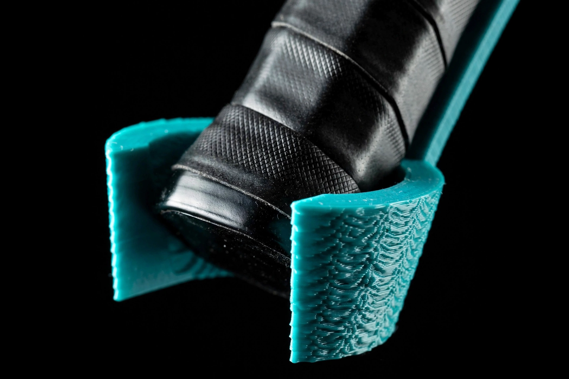 Paddle handle sliding into the hook's cradle